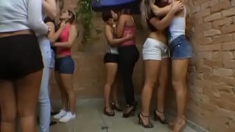 Karina Cruel Ve Brezilyalı Kızlar Yalama Ve Öpüşme Becerilerini Sergiliyorlar