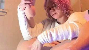 Tek Başına Bebek Kendini Ve Penisini Zevkle Tatmin Ediyor
