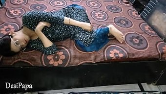Büyük Doğal Göğüslere Sahip Egzotik Güzellik, Kocasıyla Tutkulu Bir Seksin Tadını Çıkarıyor
