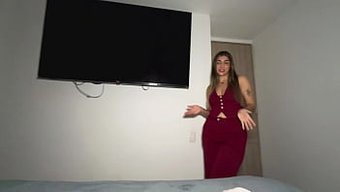 Büyük Doğal Memeler, Üvey Kardeşime Farklı Açılarda Binerken Zıplıyor.