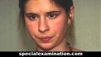 Tıraşlı Genç Jinekolog Tarafından Muayene Ediliyor