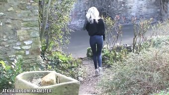 Ingiliz Kız Ulrika Islak Ve Tüylü Amını Ortaya Çıkarıyor