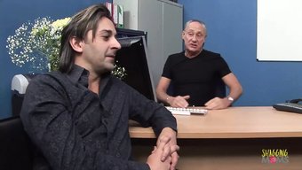Çorap Giyen Sarışın Bir Bomba, Üçlüde Sikişiyor
