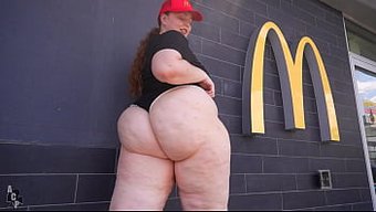 Mia Dior Mcdonald'S'Tan Kovuldu, Şimdi De Işe Alım Müdürüyle Sikişiyor.