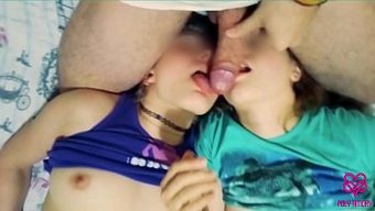 Amatör Lezbiyenler, Top Emme Ve Öpüşme Ile Yeteneklerini Deniyor