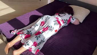 Üvey Anne Yatağa Uzandı, Ama Üvey Oğlu Onu Rahatsız Etti Ve Gerginlik Yarattı.