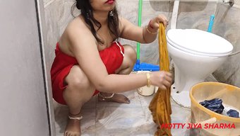 Desi Ev Kadını, Adamı Anal Ve Arkadan Seks Yapmaya Ikna Ediyor