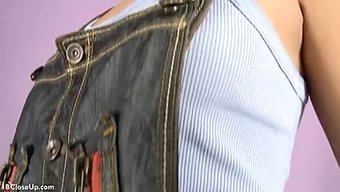 Utangaç Bir Amatör Kameranın Önünde Soyunuyor