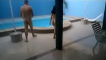 Doğal Göğüsler Ve Sert Yarak Sıcak Bir Üçlüde