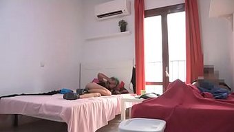 Avrupalı Amatör Genç Kız, Küçük Göğüsleriyle Sakso Çekiyor Ve Üçlüde Sikişiyor