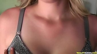 Ince Sarışın Halka Açıkta Pov Sakso Çekiyor