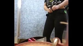 Sergici Kayci, Göğüslerini Ve Poposunu Soyunma Odası Dikiz Gösterisinde Sergiliyor