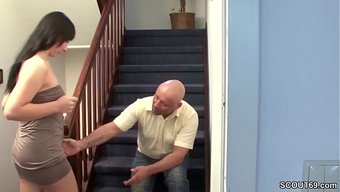 Sapık Üvey Baba, Koridorda Utangaç Bebeğini Sikişle Dağıttı.