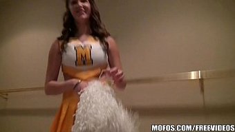 Sıcak Cheerleader Holly, Sulu Bir Sakso Çekiyor