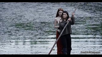 Lezbiyen Bebek Brea Daniels Ve Raven, Ahşap Bir Sal Üzerinde Erotik Bir Yolculuğa Çıkıyorlar