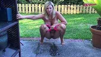 Bu Işeme Videosunda Milf'In Idrar Vitrini