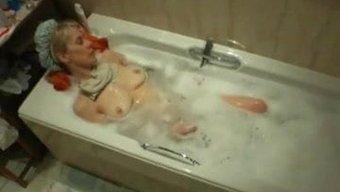 Genç Bir Kız Olan Hazel May, Banyo Rutinini Seviyor