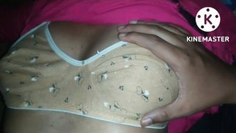 18 Yaşındaki Devar, Parmak Işi Yaparak Sert Bir Masajın Tadını Çıkarıyor