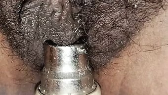 Genç Cowgirl Büyük Yarrağı Sürüyor Ve Parmak Eğlencesinin Tadını Çıkarıyor