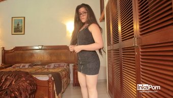 Genç Latin Kız Vücudunu Sergiliyor Ve Kendini Parmaklıyor
