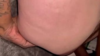 Siyah Üvey Baba, Içine Boşalmama Isteğine Meydan Okuyarak Genç Üvey Kızını Seks Yapmaya Zorluyor