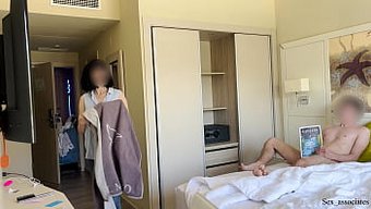 Otel Hizmetçisi, Bu Yanıp Sönen Ve Çekiştiren Videoda Eğlenceye Katılıyor
