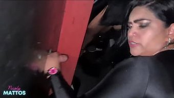 Büyük Göğüslü Bebek Gloryhole Orgisinde Spermlerle Doluyor