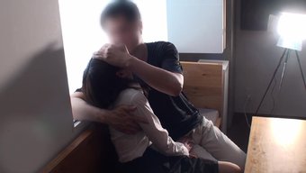 Güzel Ofis Kadını Hazuki, Bir Müşteriyi Baştan Çıkarır Ve Cinsel Deneyimle Banyo Yapar.