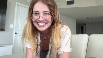 Lucy Foxx'Un Büyük Doğal Memeleri Ve Gözlükleri, Bu Ev Fantezisinde Onu Öne Çıkarıyor.