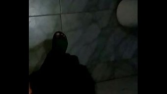 El Işi Tuvaletin Zeminine Boşalmayla Bitiyor.