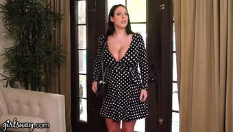 Angela White Ve Jill Kassidy, Robot Bir Hizmetçiyle Lezbiyen Zevklerine Dalıyorlar