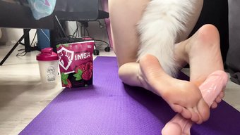 Genç (18+) Kız Kendini Seks Oyuncağı Ve Anal Fişle Baştan Çıkarıyor