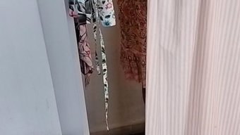 Soyunma Odasında Gizli Kamerayla Tabu Halka Açık Çıplaklık