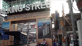 Turistler Ve Yerliler Tayland'In Walking Street Bölgesinde Bir Araya Geliyorlar
