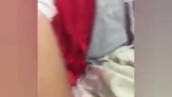 Göz Alıcı Genç Transseksüel, Mükemmel Fiziğini Ve Zevkli Oyuncaklarını Sergiliyor.