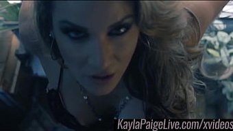Kayla Paige'In Oyuncaklarla Duygusal Striptiz Ve Solo Seansı