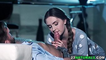 Lena Reif, Örgülü Seksi Kız Arkadaşı, Adamına Derin Bir Oral Seks Ve Sert Bir Sikiş Veriyor.