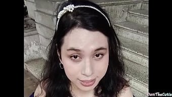 Güzel Transseksüel Danithecutie, Kıvrımlarını Halka Açık Bir Şekilde Sergiliyor Ve Banyoda Arkasını Açığa Çıkarıyor.