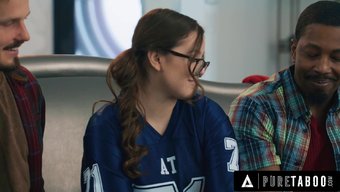 Güzel Leana Lovings Üvey Babasının En Iyi Arkadaşlarını Baştan Çıkarır Ve Yüzüne Boşalır.