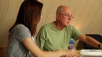 Genç, Yaşlı Bir Adama Dışarıda Sakso Çekiyor