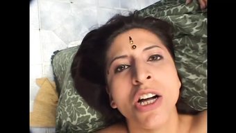 Olgun Hintli Fahişe Ve Iki Azgın Adamla Vahşi Üçlü