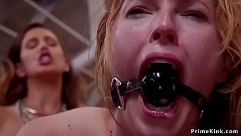 Lezbiyen Üvey Kız Kardeş Ve Üvey Anne, Anal Ve Boğaz Deliği Ile Bdsm Oyununa Giriyorlar
