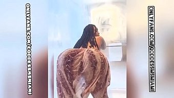 Genç (18+) Topuklu Ve Çoraplı Duş Twerk'I