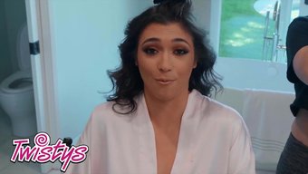 Jenna Foxx Ve Brooklyn Gray Arasında Duygusal Lezbiyen Buluşması