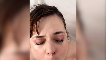Elise Lee, Grup Ortamında Yoğun Bir Oral Performans Sergiliyor, Boğazına Kadar Alıyor Ve Yüzüne Boşalıyor.