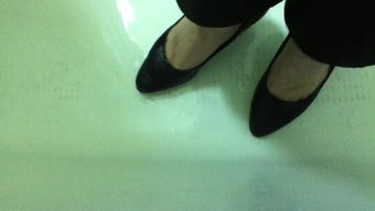 Siyah Sekreter Seksi Ayaklarını Islak Yüksek Topuklu Ayakkabılarıyla Sergiliyor