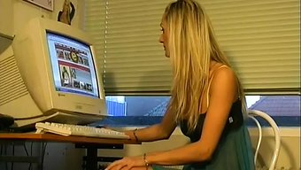 Sarışın Genç Eva, Bu Amatör Videoda Solo Bir Seansın Tadını Çıkarıyor