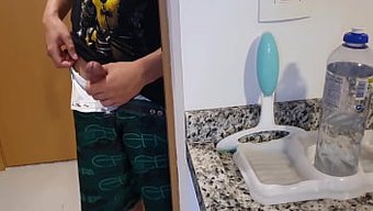 Beyaz Porno Yıldızı Mutfakta Patronundan Bir Yarrak Alıyor