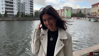 Katty West'In Ilk Buluşması, Halka Açık Bir Yerde Sıcak Ve Buharlı Bir Anal Sahneye Dönüşüyor.