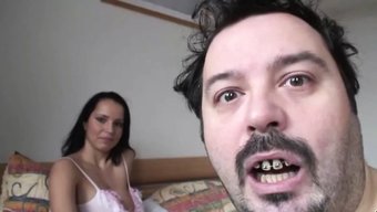 Seksi Bir Okul Kızı, Yaşlı Bir Adamla Seks Yapıyor.
